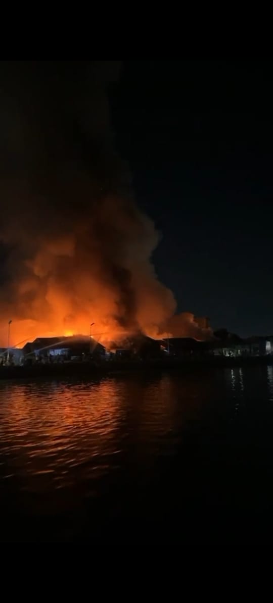 Kebakaran Hanguskan Puluhan Kios dan Warung Pasar Lama Banjarmasin
