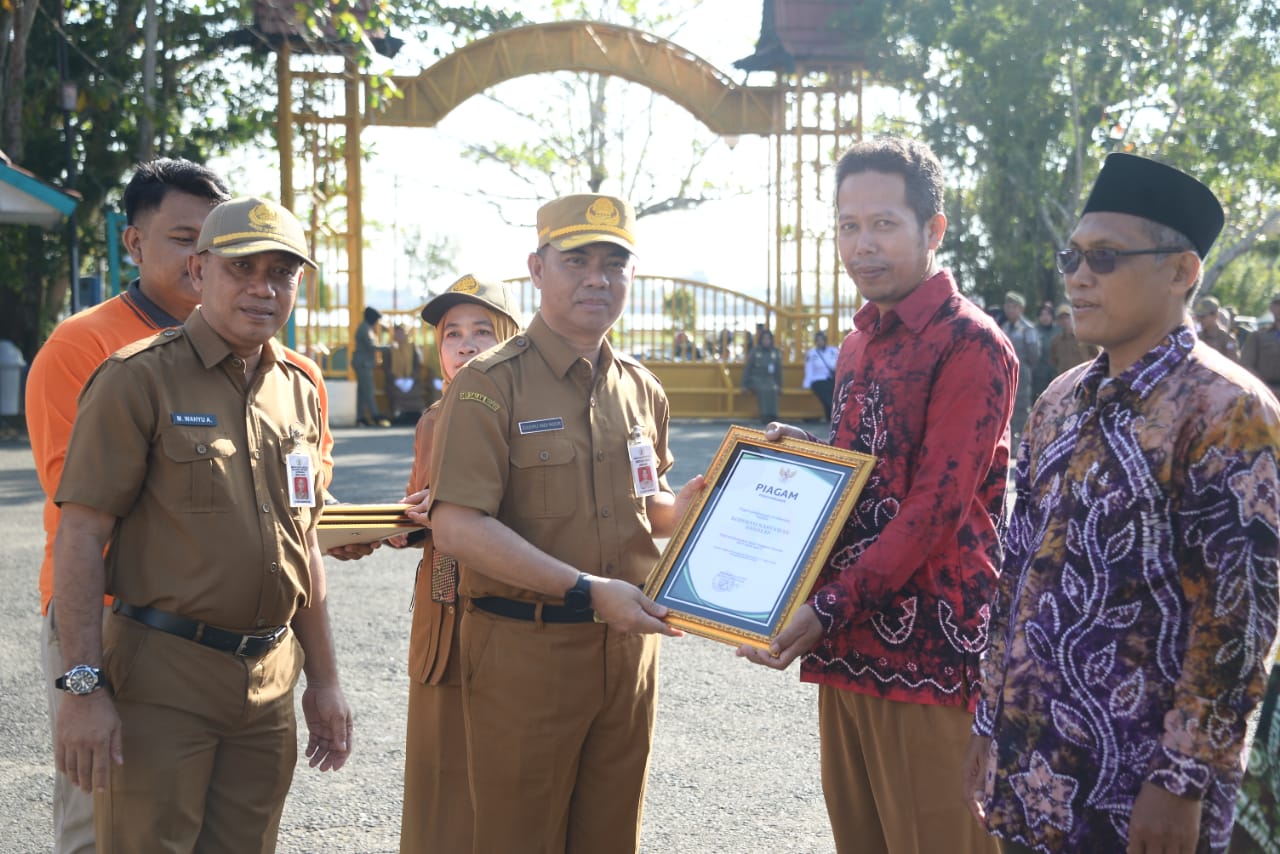 Pemkab Batola Serahkan Penghargaa Koperasi Dan Pelaku Usaha Mikro
