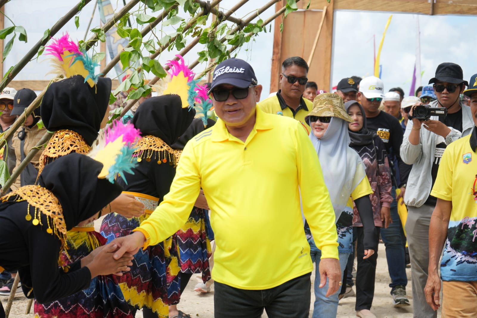 Semarak Tradisi Pesta Laut Pulau Manti di Kotabaru