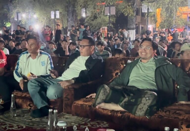 Bupati HST dan Masyarakat Bangga Indonesia Menang Atas Thailand