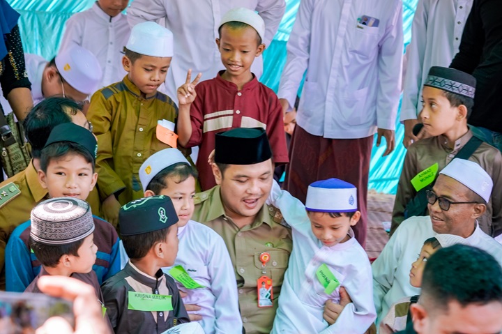 Wali Kota Aditya Ingatkan Kepada Anak Yatim Untuk Jangan Tertinggal Sholat dan Berdoa.