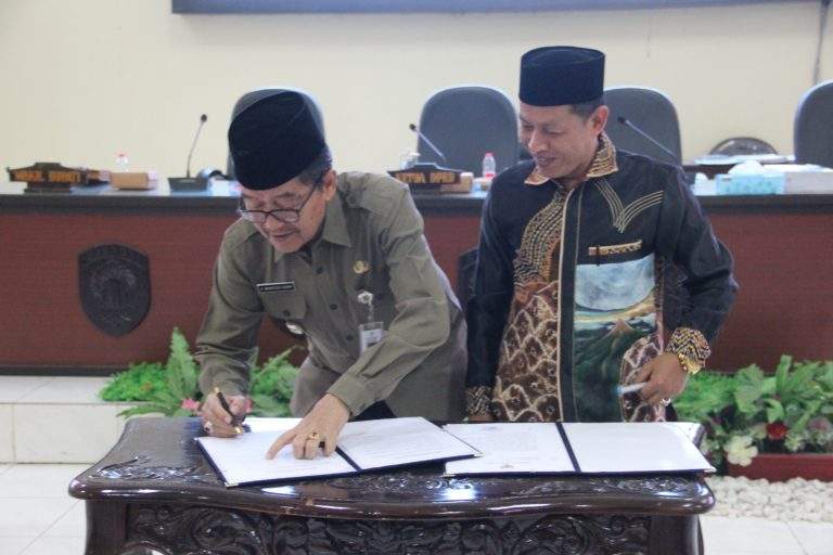 Wabup HST Teken Pakta Integritas KUA PPAS APBD 2025