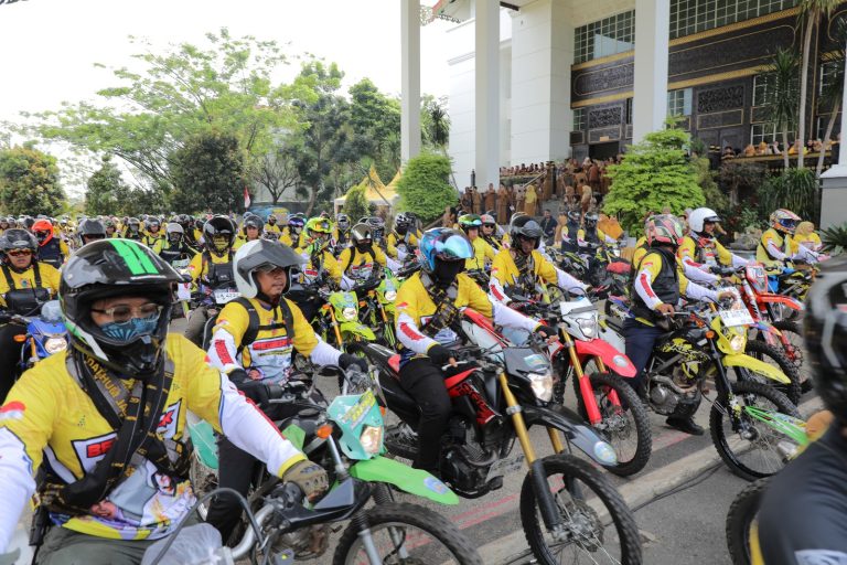 Acil Odah Melepas Rombongan Turdes Paman Birin