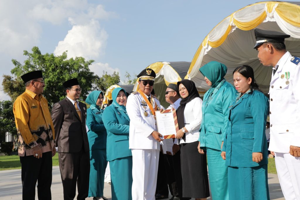 Bupati HST Hadiri Pengukuhan Perpanjangan Masa Jabatan Perangkat Desa