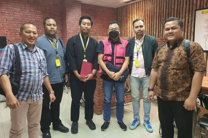 Penyerahan Berkas Tersangka FL Adik Hendry Lie Terkait Korupsi Timah