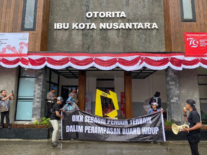 Aktivis Demo Perampasan Ruang Hidup di Kantor Otorita IKN