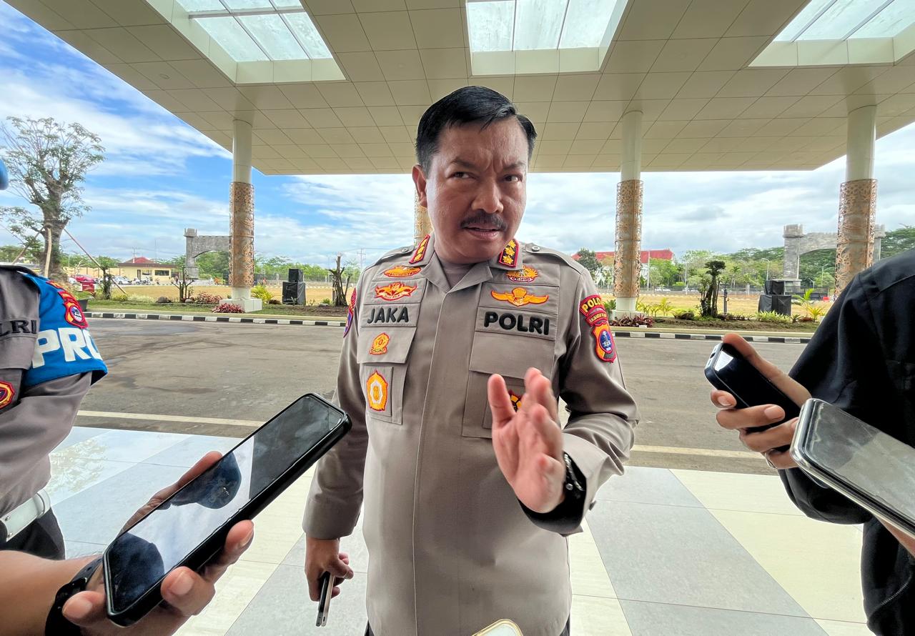 Beredar Video Warga Gerebek Oknum Polisi, Kabid Propam “Tim Sudah Turun, Sekarang Dalam Pemeriksaan”