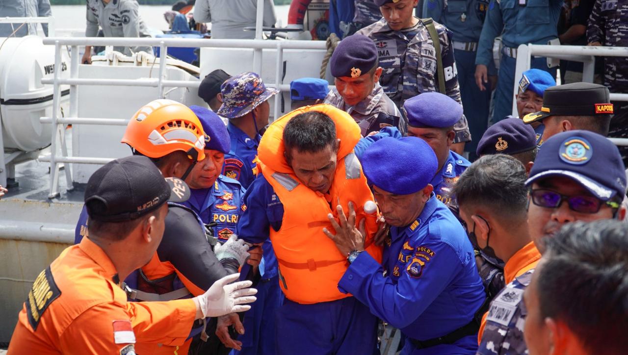 Ditpolairud Polda Kalsel Turut Evakuasi Korban Kebakaran Kapal Niki Sejahtera