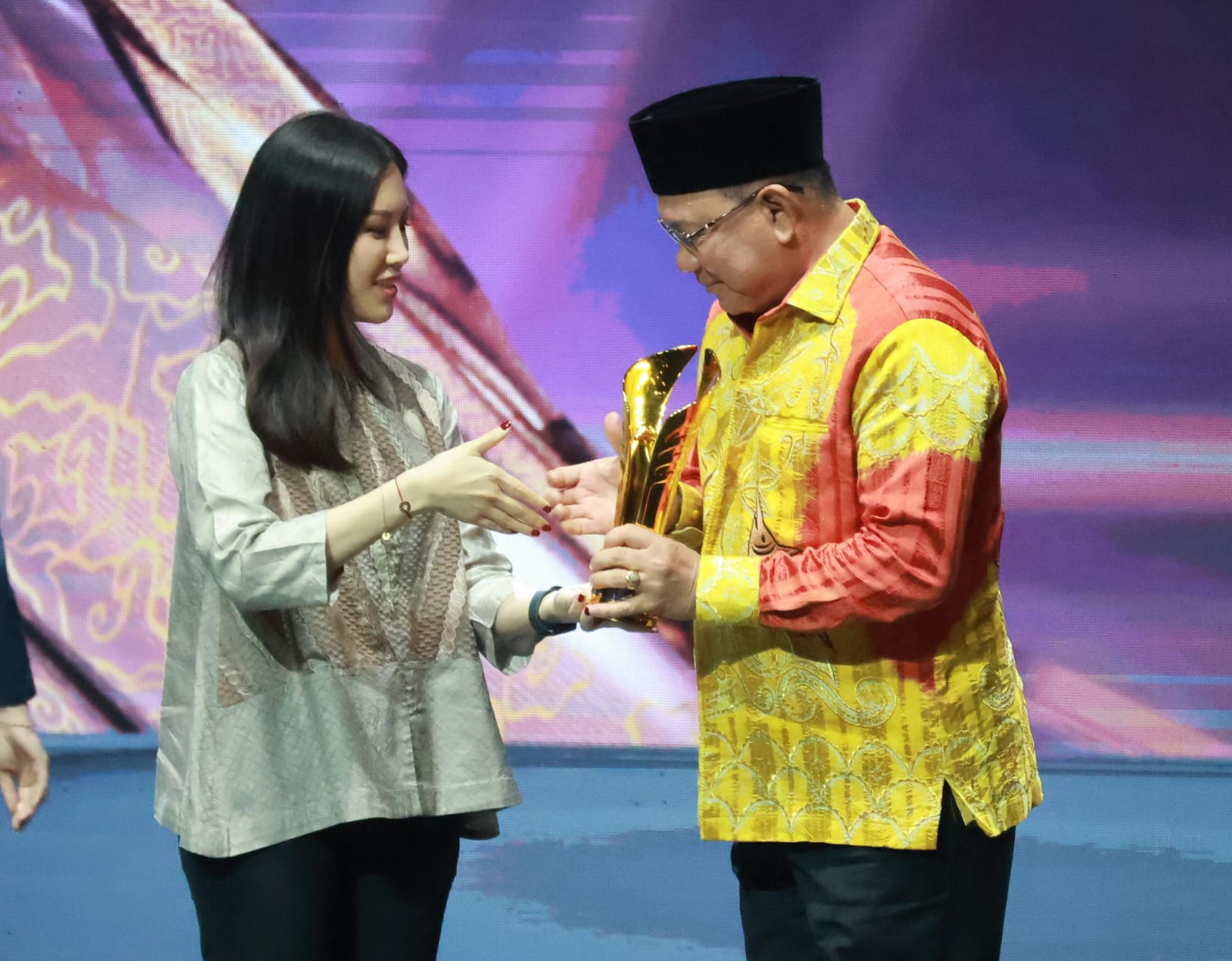Bupati Kotabaru Terima Penghargaan Inovasi Pengembangan Pariwisata