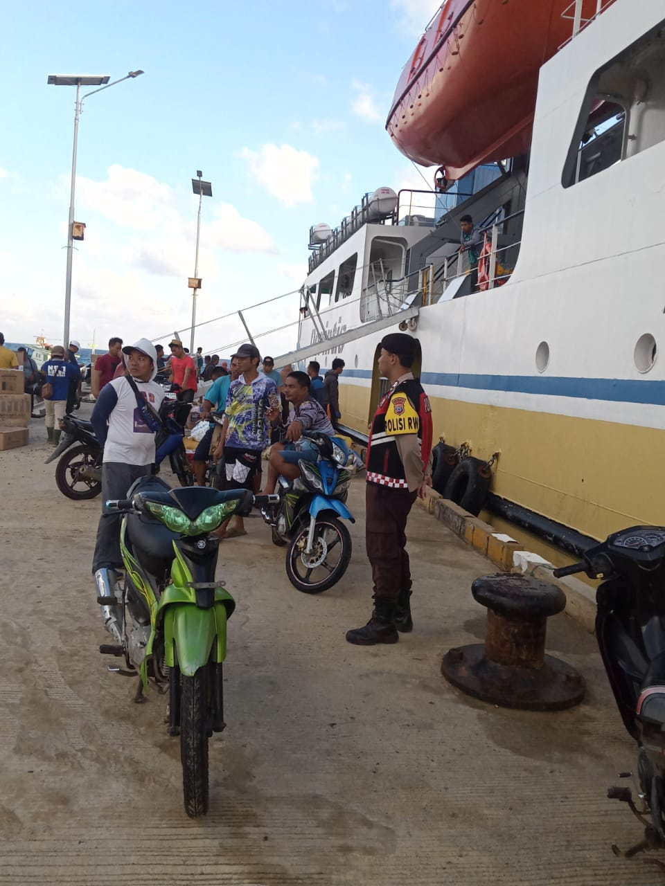 Kapal Perintis Kesulitan Sandar Karena Air Laut Surut di Pulau Sembilan