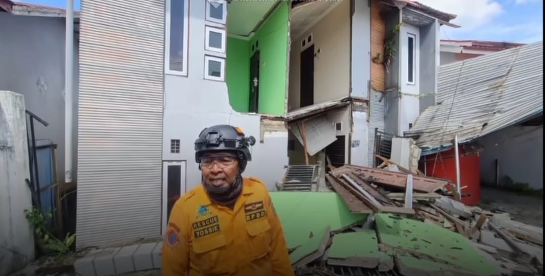 Geger! Bangunan Kos 15 Pintu Ambruk di Banjarmasin