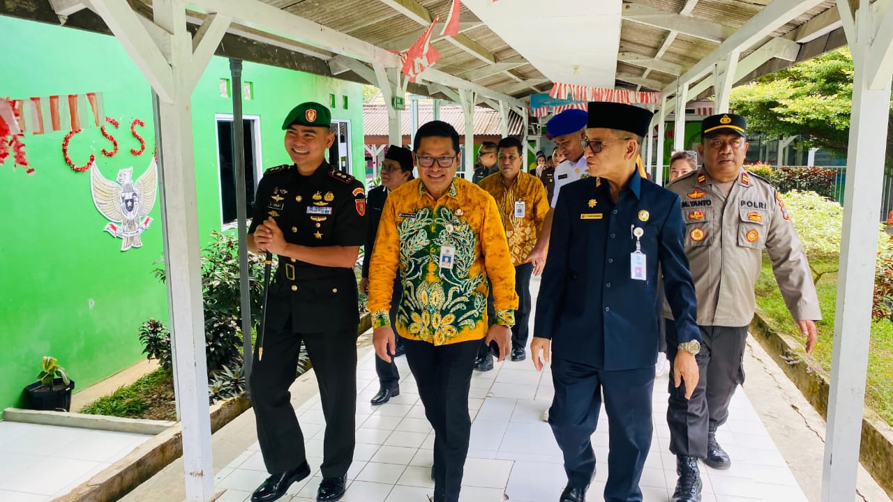 Sekda Kotabaru Anjangsana ke Pasien RSUD Pangeran Jaya Sumitra