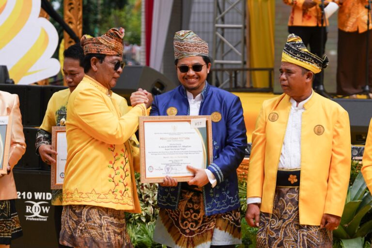 Bupati HST Terima Penghargaan Atas Percepatan Pembangunan Desa
