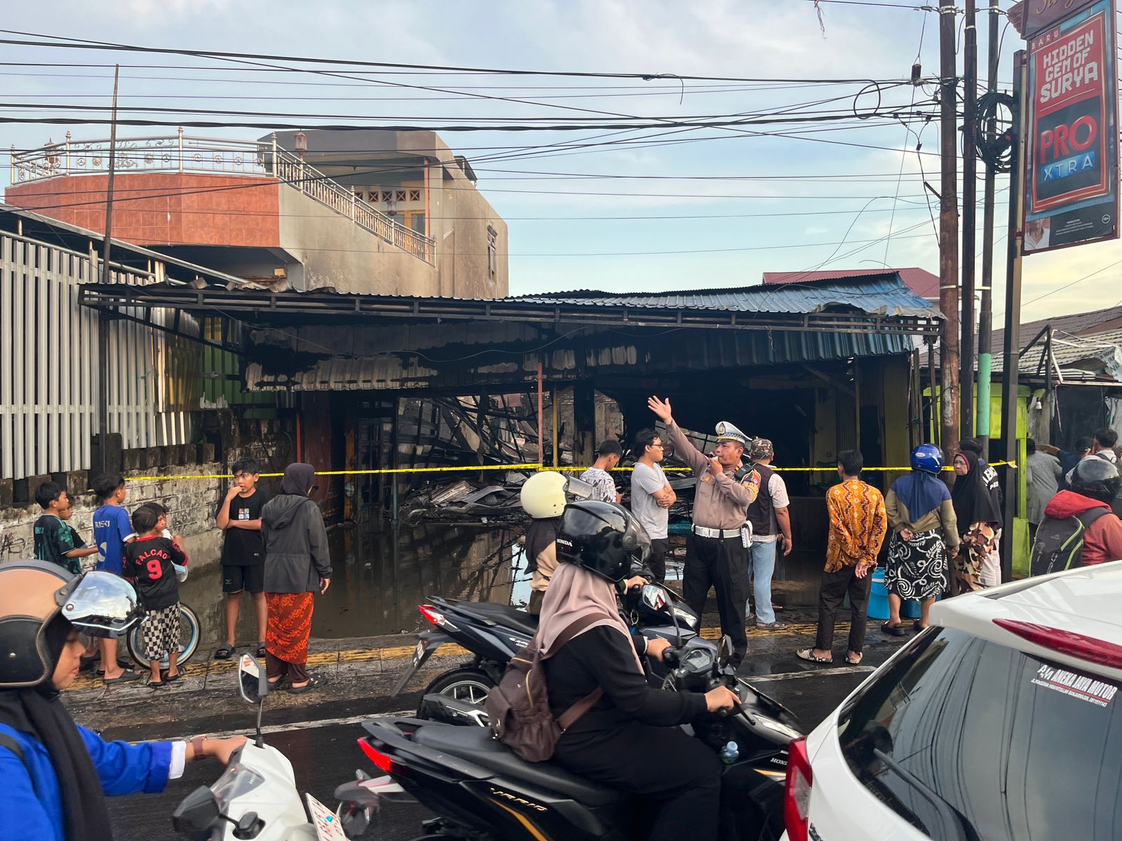 Warga Panik Saat Sebuah Toko Kosong Kepulkan Asap Hitam Tebal