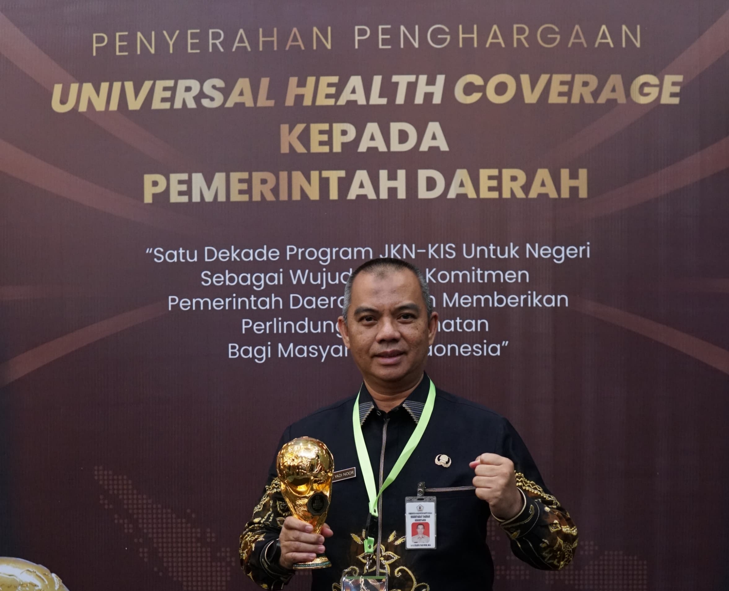 PEMKAB BARITO KUALA TERIMA PENGHARGAAN UHC AWARD 2024