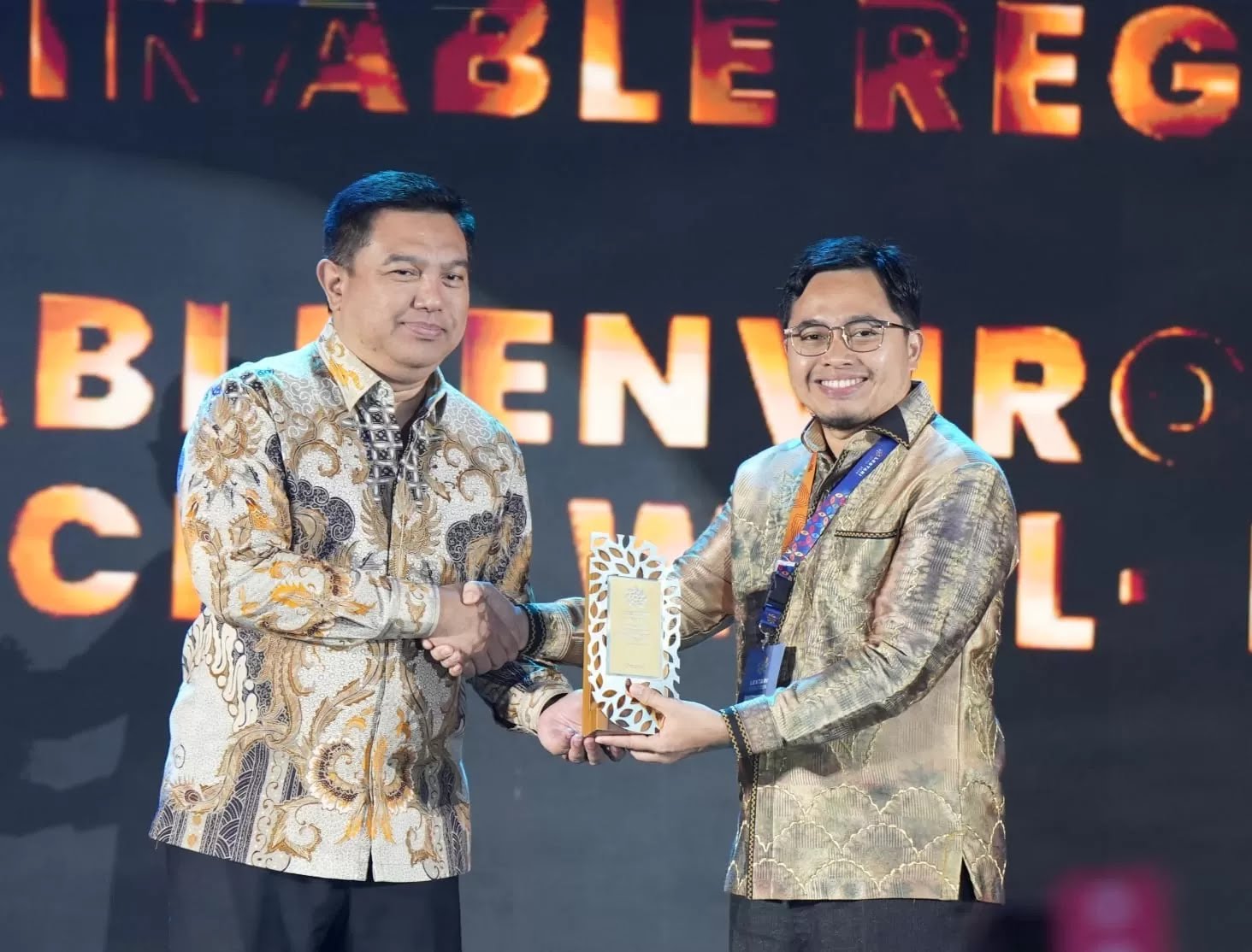 Bupati HST Terima Penghargaan Lestari Award