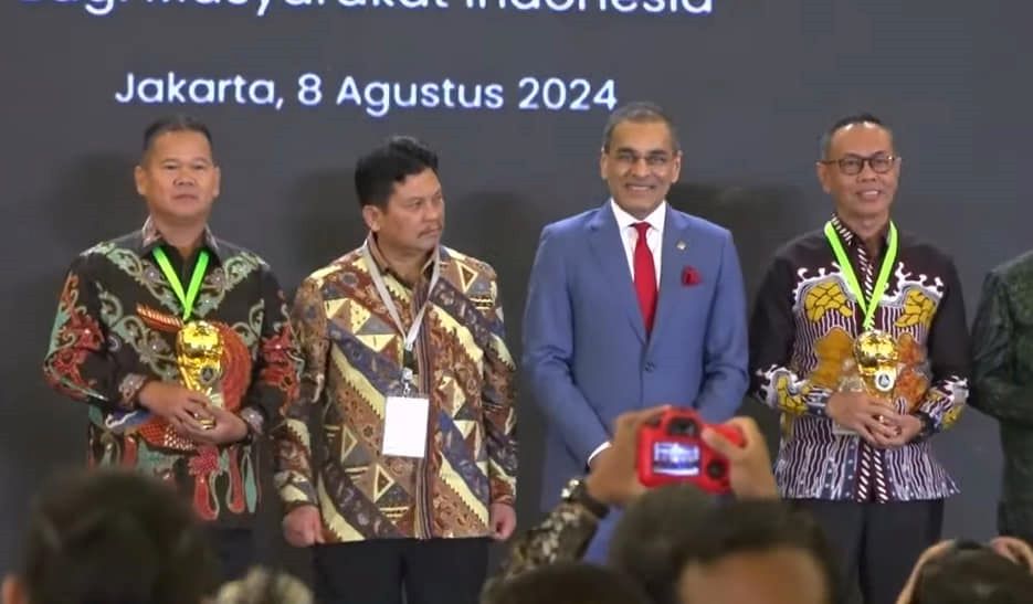 Pemkab HSS Terima Penghargaan UHC Award 2024