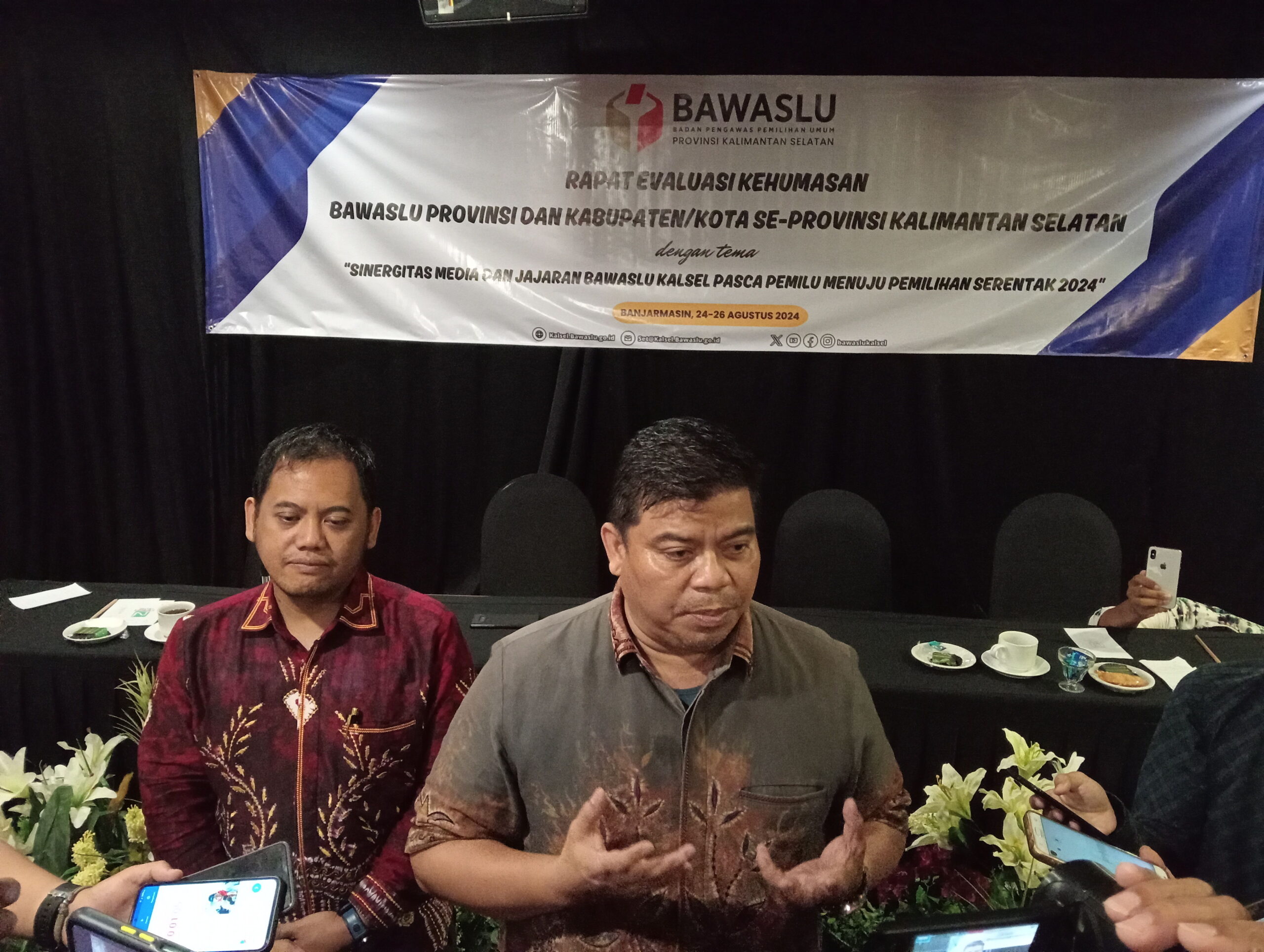 Bawaslu Kalsel Gelar Evaluasi Kehumasan Bersama Awak Media