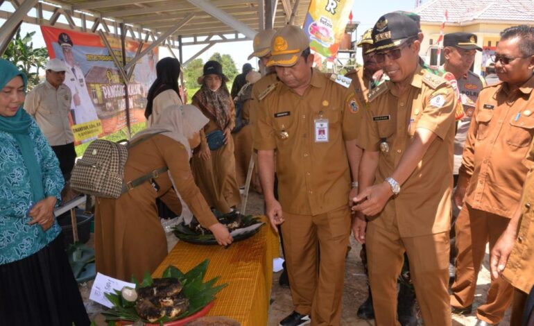 Pj Bupati Batola Dinansyah Hadiri Festival Panggang Kaluk Ikan Gabus Di Kecamatan Kuripan.