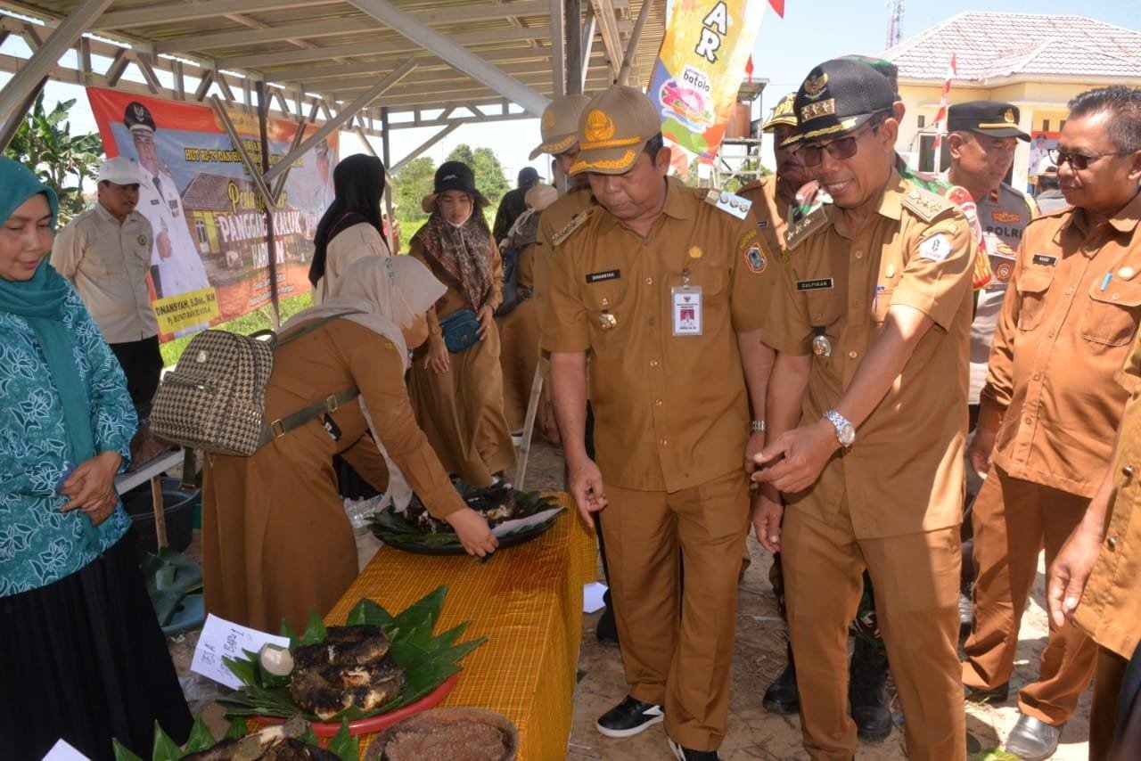 Pj Bupati Batola Dinansyah Hadiri Festival Panggang Kaluk Ikan Gabus Di Kecamatan Kuripan.