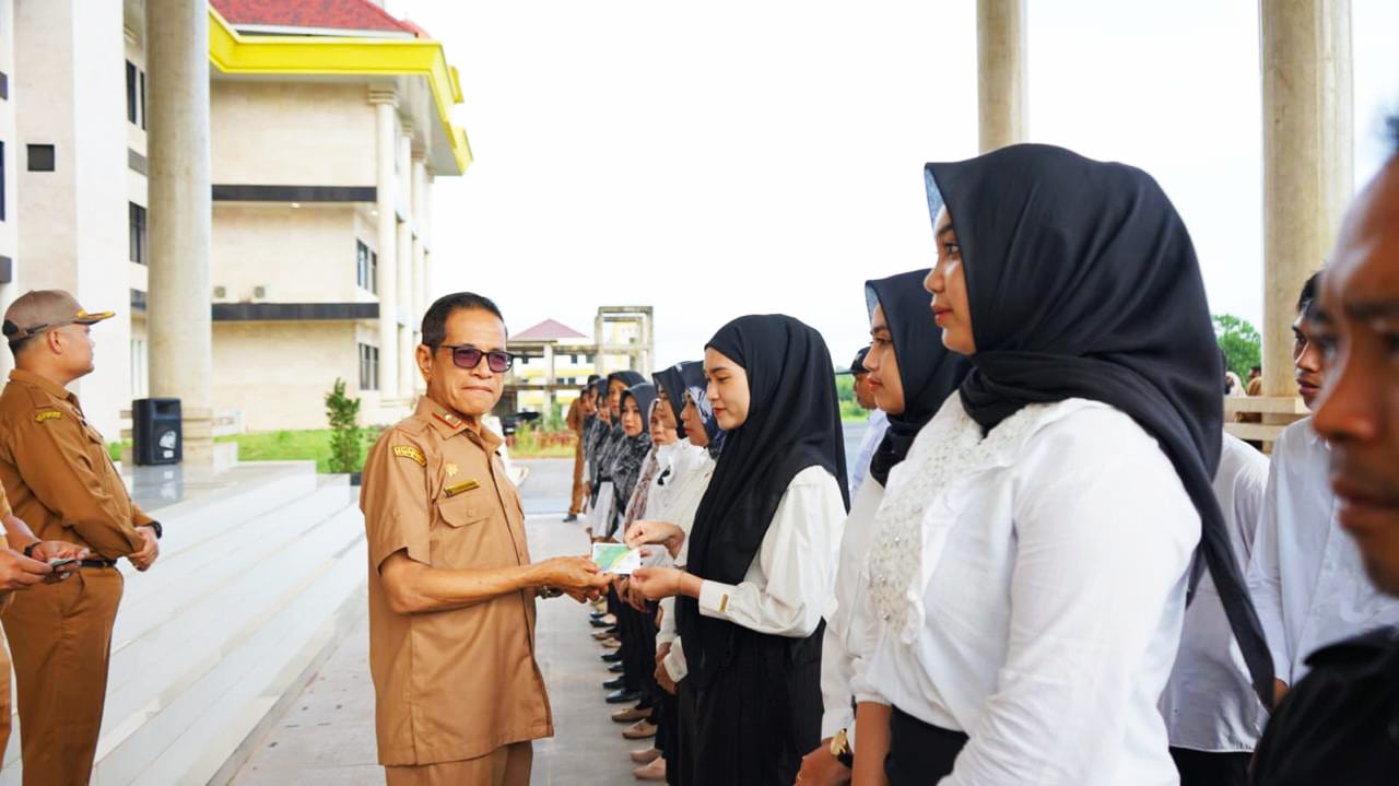 75 Orang THL Setdakab Kotabaru Terima BPJS Ketenagakerjaan