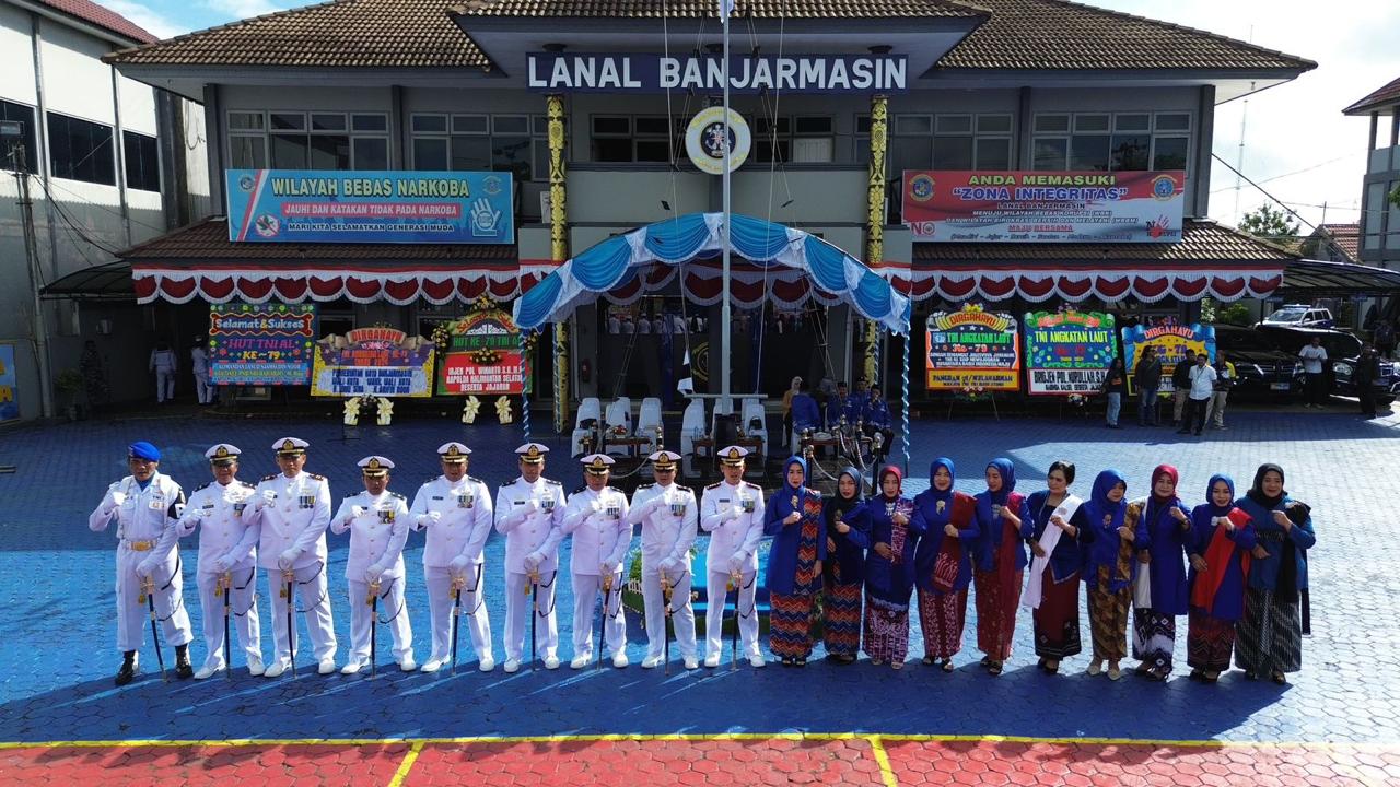 Lanal Banjarmasin Gelar Upacara di Puncak Peringatan HUT Ke-79 TN