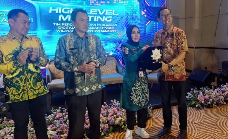 Top! Wali Kota Banjarbaru Raih 2 Penghargaan Banua Digital Award