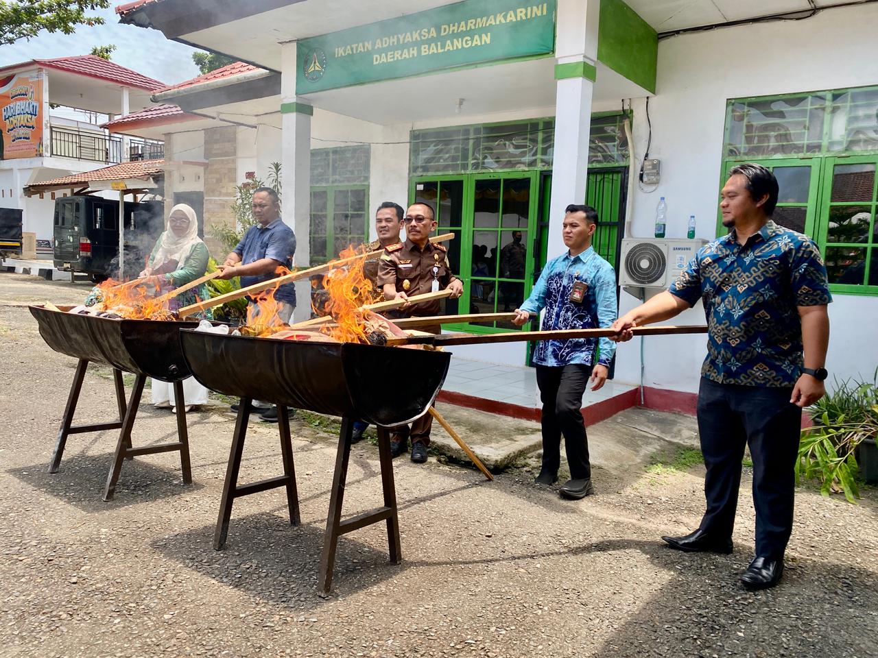 Kejari Balangan Musnahkan Barang Bukti 42 Perkara