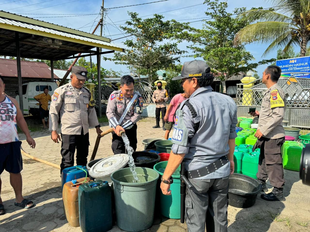 Sambut HUT Lantas, Ditlantas Polda Kalsel Salurkan Air Bersih dan Bakti Sosial