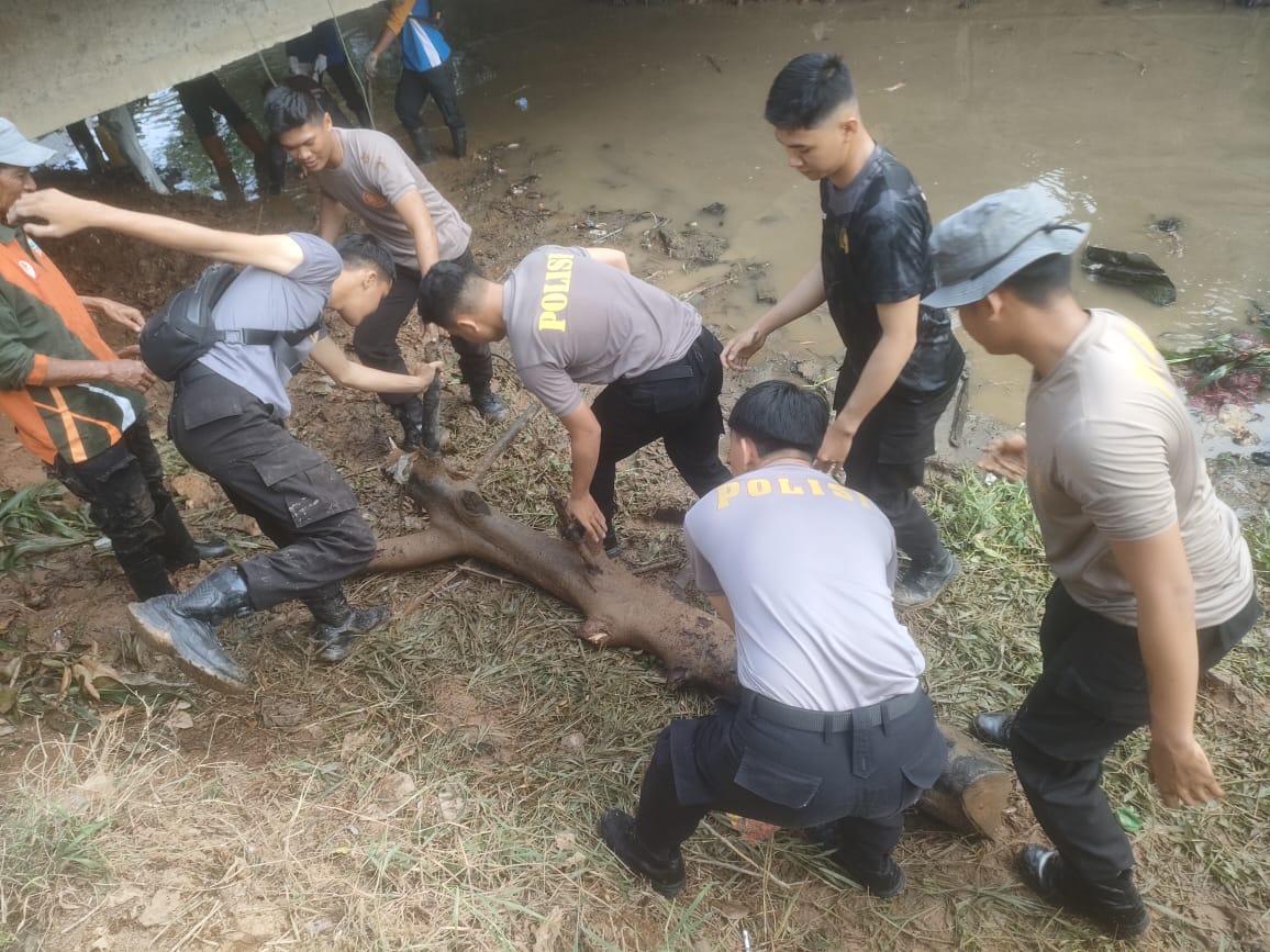 Masyarakat dan Aparat Ikut Program Kali Bersih Sungai Baharu