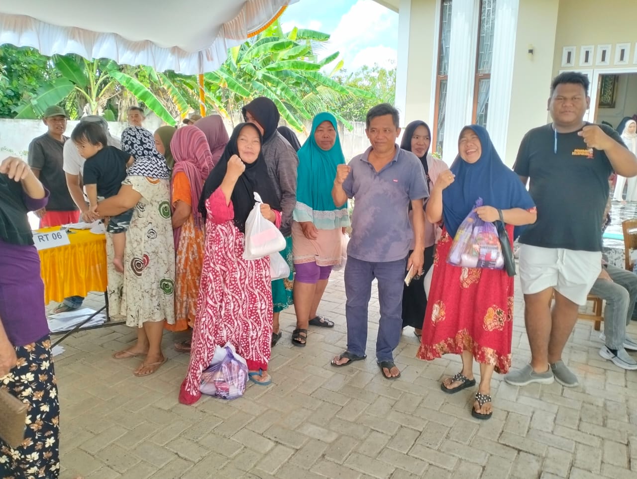 H. Suryani Pengusaha Sukses, Berbagai sembako Untuk Warga Kelurahan Ulu Benteng Marabahan Batola Sebanyak 1.100 Bungkus