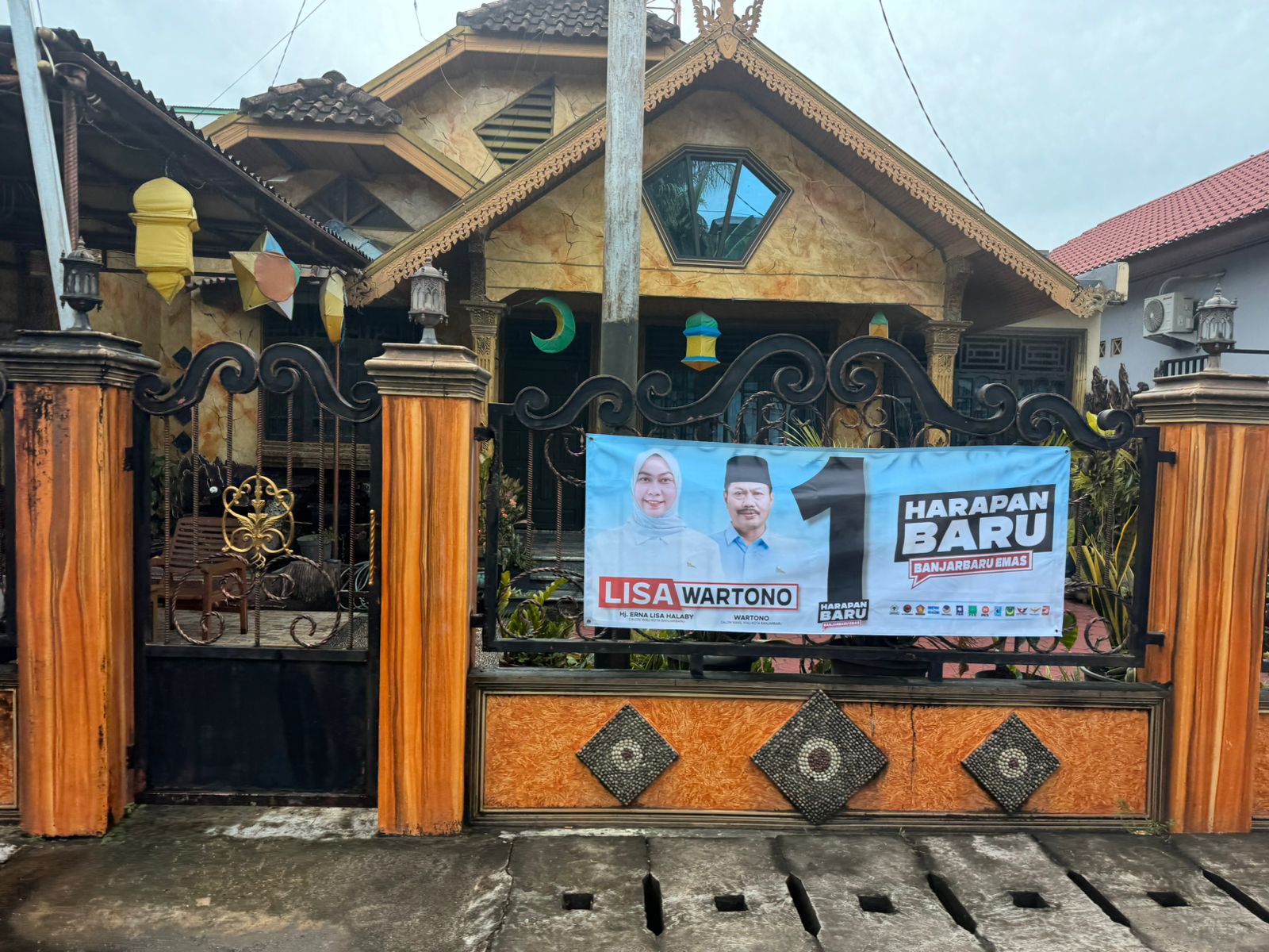 Rumah Wartono Aset Pemko Banjarbaru Terpasang Spanduk Kampanye