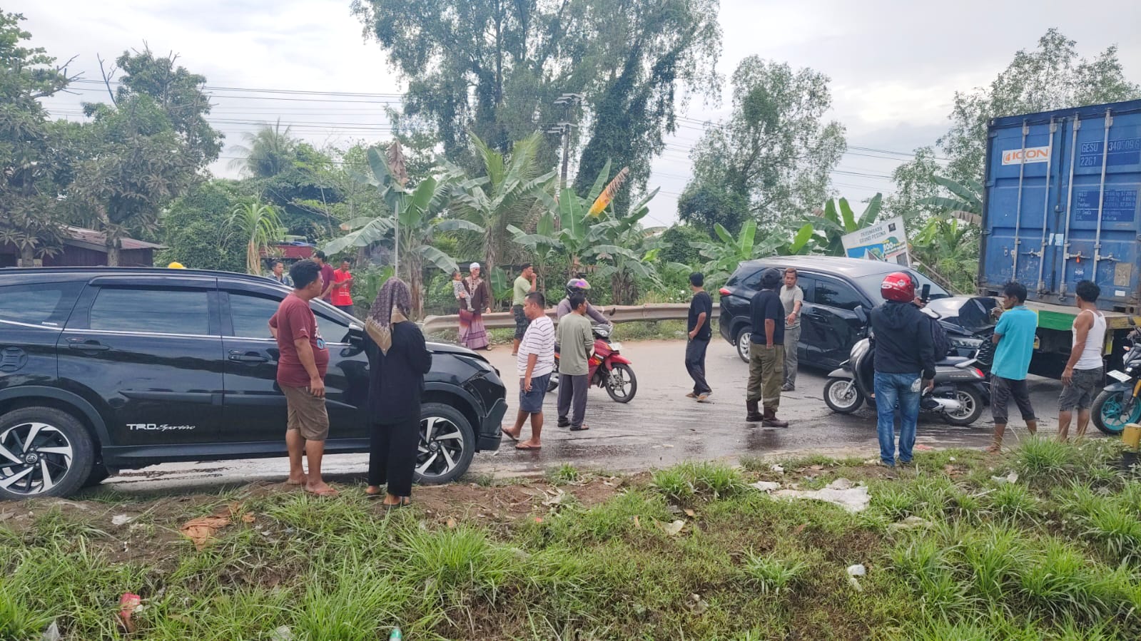 Truk Hantam Tiga Mobil di Jembatan Kembar Tatah Bangkal Banjarmasin