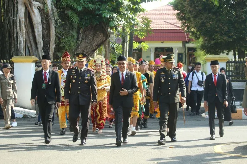 Sekda HSS Serahkan Penghargaan Pemuda Pemudi Berprestasi