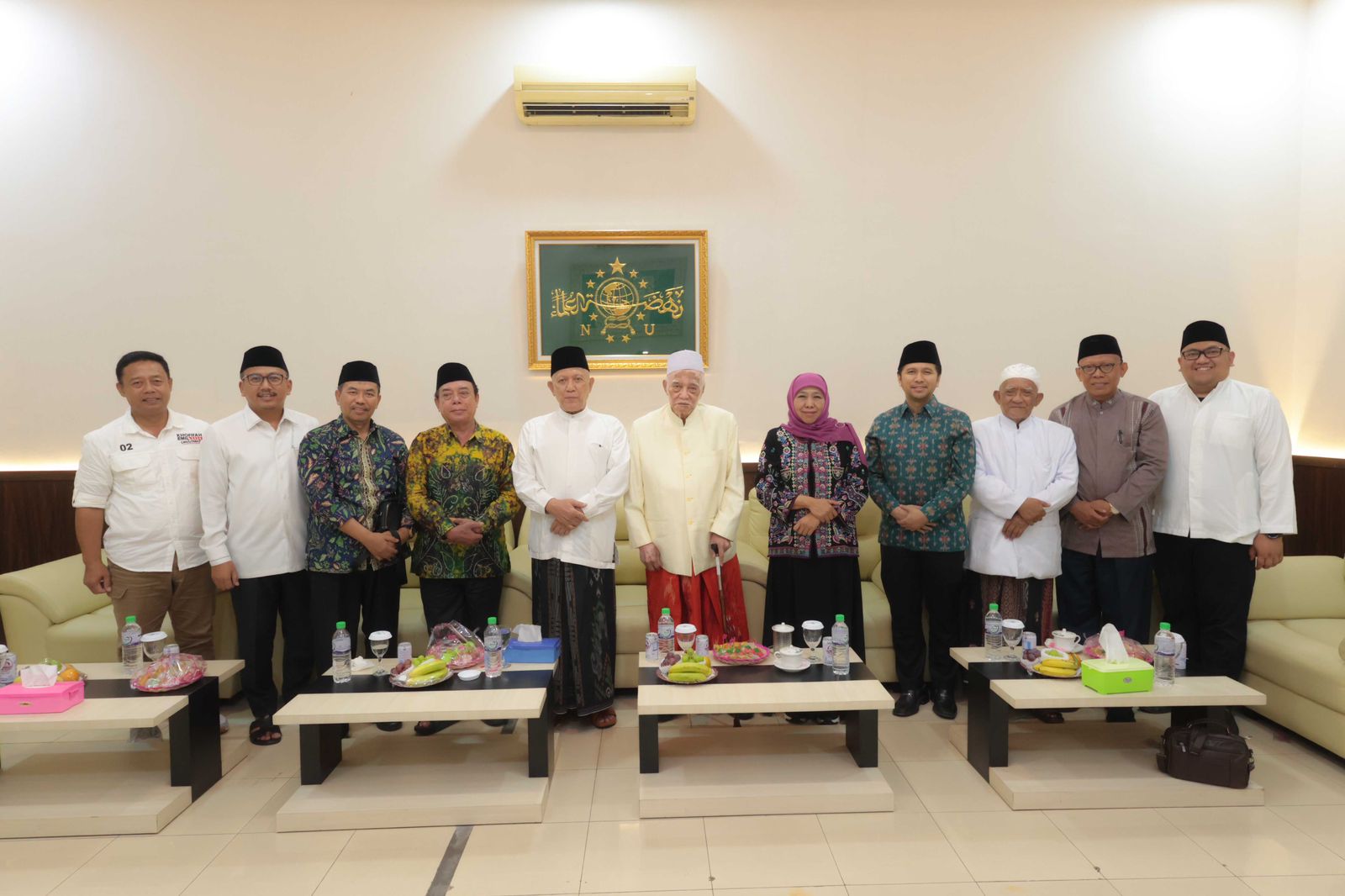 Pilgub Jatim, Silaturahmi Khofifah-Emil Disambut Hangat Ulama PWNU Jatim