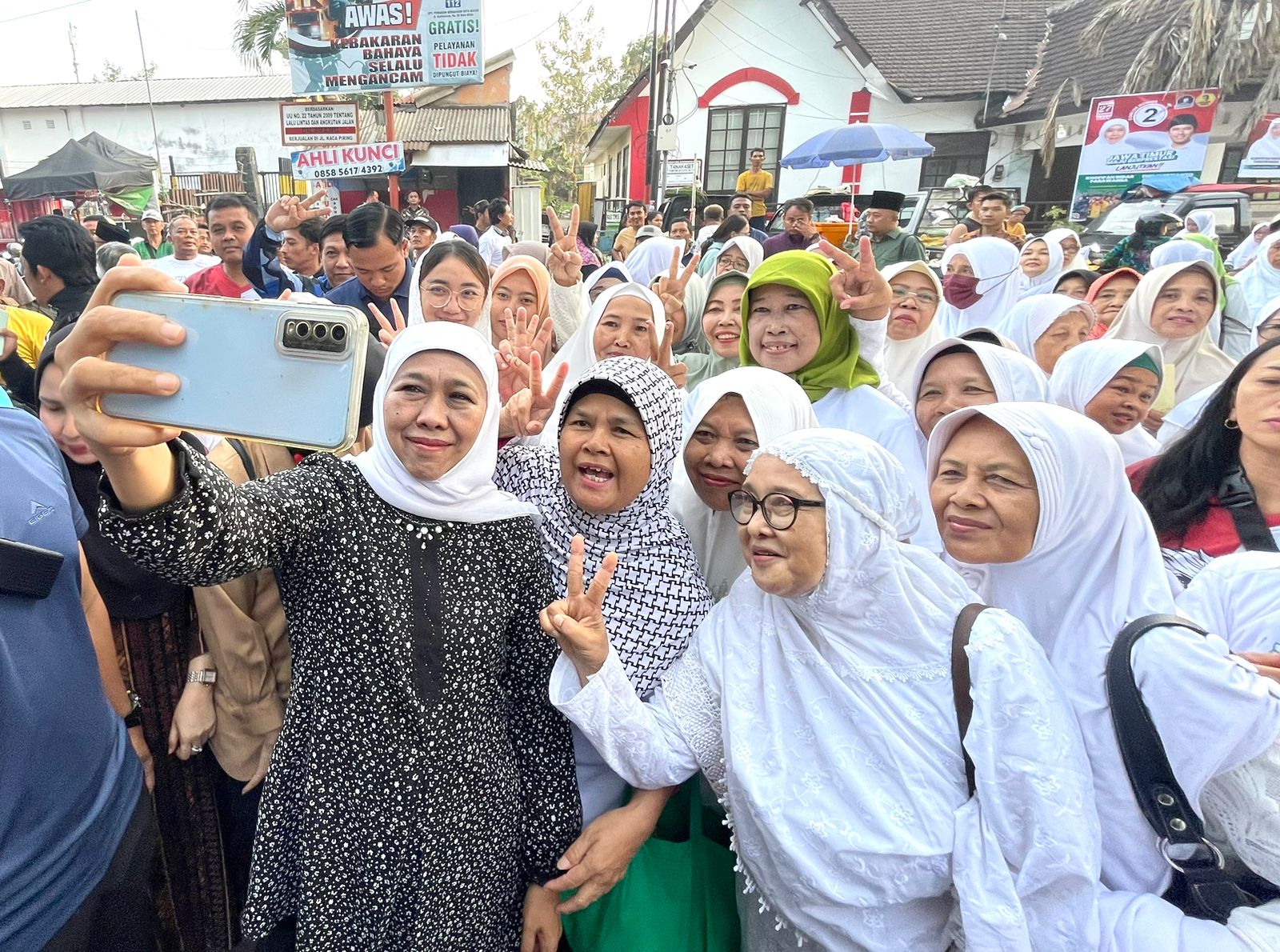 Blusukan ke Pasar Templek, Khofifah Banjir Doa Kemenangan Pilgub Jatim