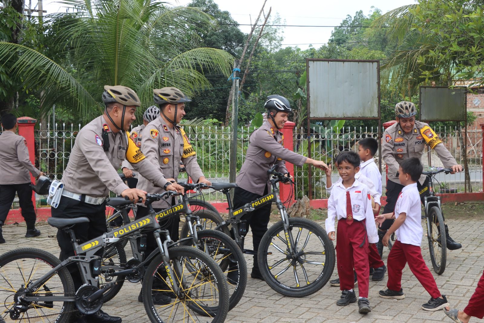 Jaga Kondusivitas Pilkada: Kapolres Balangan dan PJU Patroli Bersepeda ke Kantor KPU