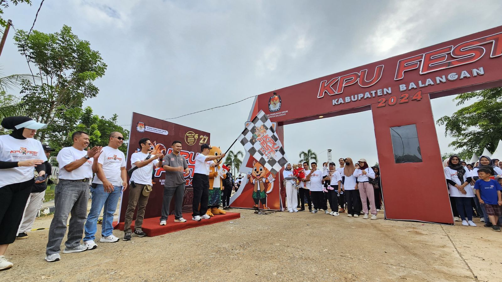 Ribuan Warga Antusias Ikut Fun Walk KPU Balangan 2024