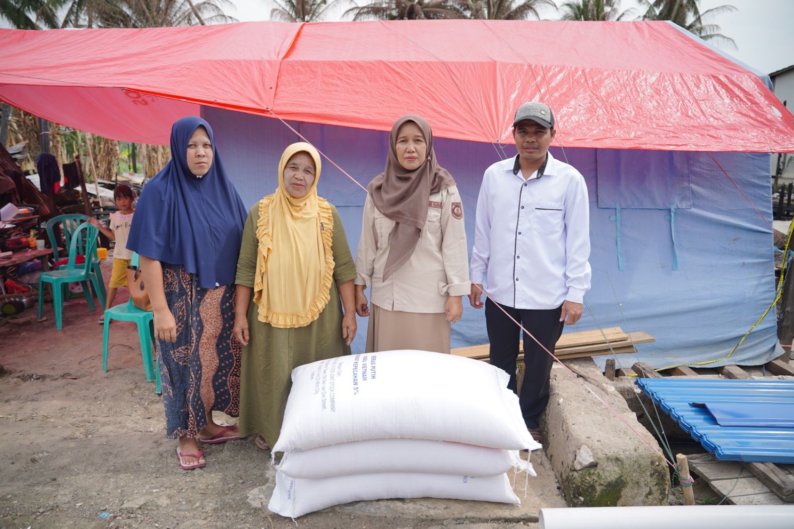 DKP3 Balangan Distribusikan 150 Kg Beras ke Korban Kebakaran di Buntu Karau