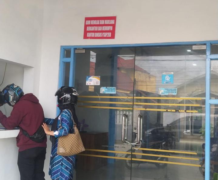 Tolak Kadis Ngantor, Kantor Dinas P3AP2KB Banjar Digembok Lagi