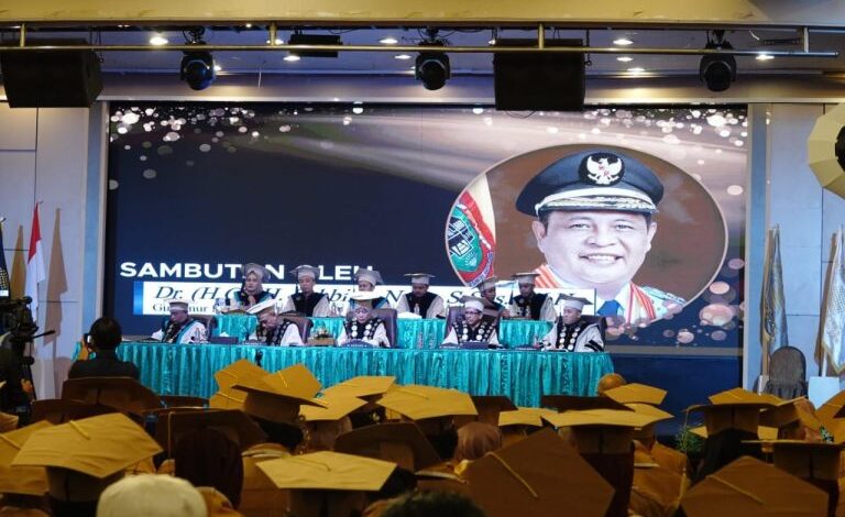 Ratusan Mahasiswa Universitas Cahaya Bangsa Diwisuda