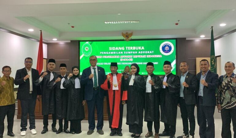 Ketua Pengadilan Tinggi Banjarmasin Ambil Sumpah Advokat Baru DePA-RI