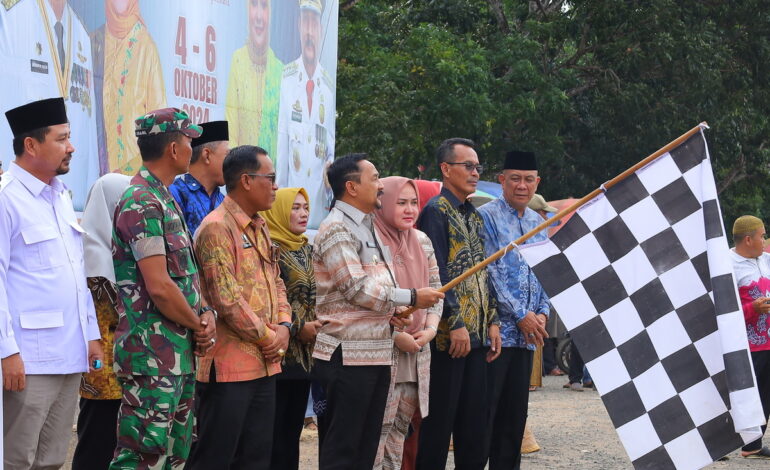 Pj Bupati Tanah Laut Lepas Pawai Ta’aruf PORSADIN Ke-V Kalsel 2024 dengan Semangat Sportifitas