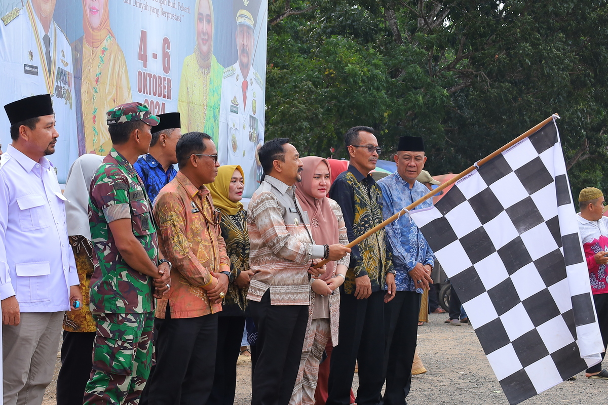 Pj Bupati Tanah Laut Lepas Pawai Ta’aruf PORSADIN Ke-V Kalsel 2024 dengan Semangat Sportifitas