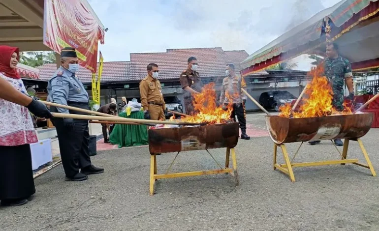 Pj Bupati HSS Dukung Pemusnahan Barang Bukti Tindak Pidana di Kejari