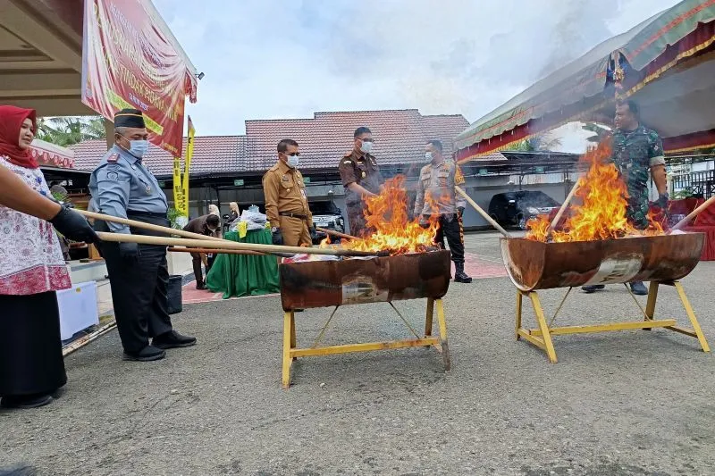 Pj Bupati HSS Dukung Pemusnahan Barang Bukti Tindak Pidana di Kejari