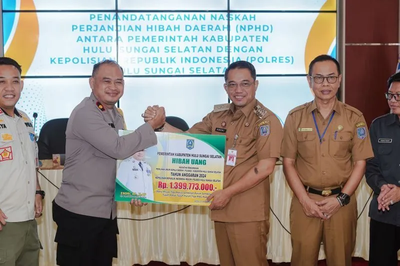 Pemkab HSS Serahkan Tambahan Dana Hibah Pengamanan Pilkada Rp1 Miliar