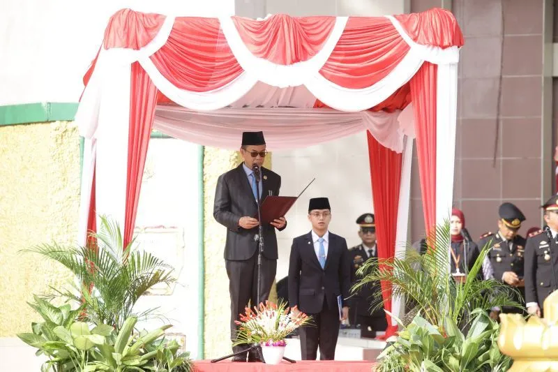 Sekda HSS Inspektur Upacara Hari Pahlawan di Lapangan Lambung Mangkurat