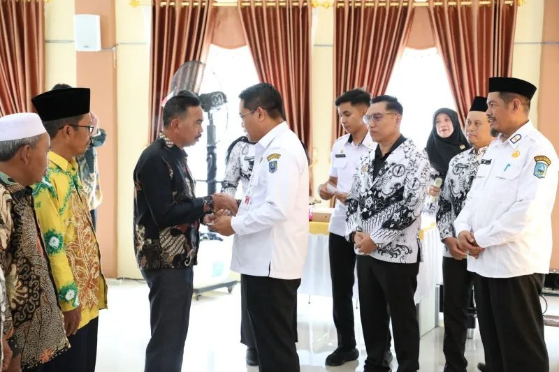 Pj Bupati HSS Serahkan Tali Asih Anggota PGRI Purna Tugas