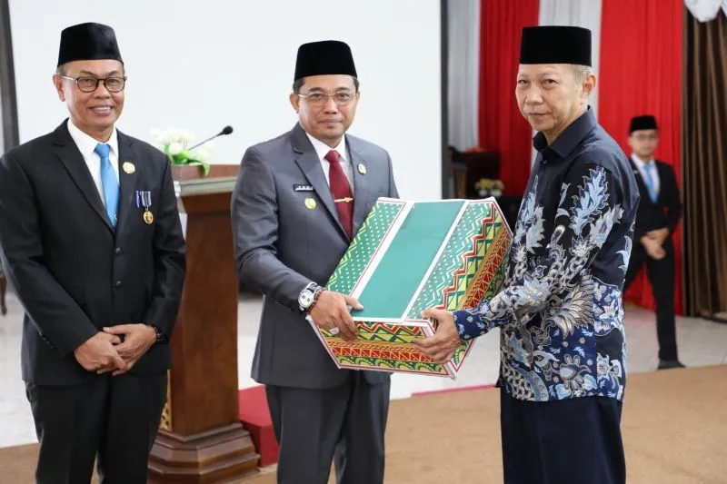 Pj Bupati HSS Serahkan Tali Asih 244 ASN Purna Tugas